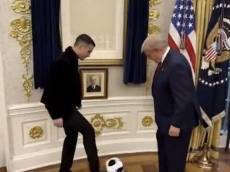 Трамп опубликовал созданное ИИ видео, где он играет в футбол с Роналду