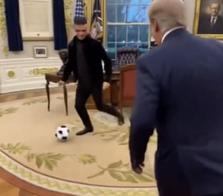 Трамп опубликовал созданное ИИ видео, где он играет в футбол с Роналду