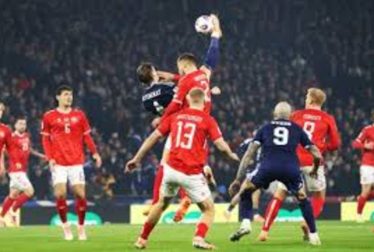 МакТоминэй забил гол Дании ударом через себя в стиле Роналду