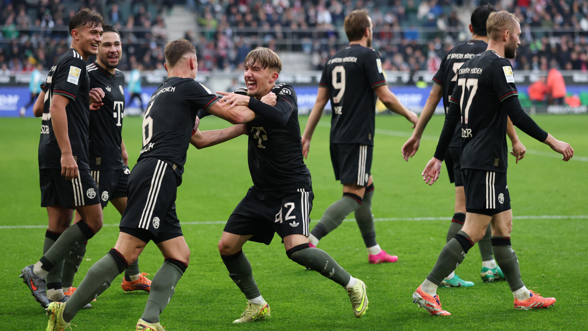 &laquo;Бавария&raquo; разгромила менхенгладбахскую &laquo;Боруссию&raquo; в чемпионате Германии, &laquo;Лейпциг&raquo; забил 6 мячей в ворота &laquo;Аугсбурга&raquo;