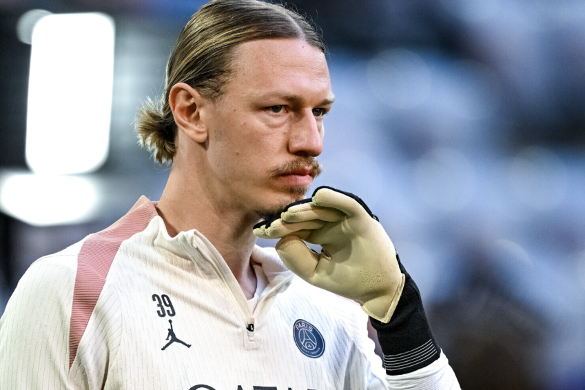 Сафонов оценил информацию о том, что ПСЖ удалил его с командной фотографии