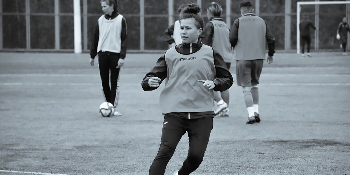 22-летняя футболистка скончалась за день до матча. Но команду заставили выйти на поле