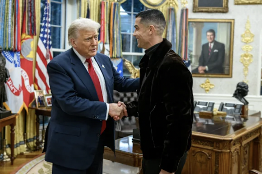 Трамп опубликовал созданное ИИ видео, где он играет в футбол с Роналду