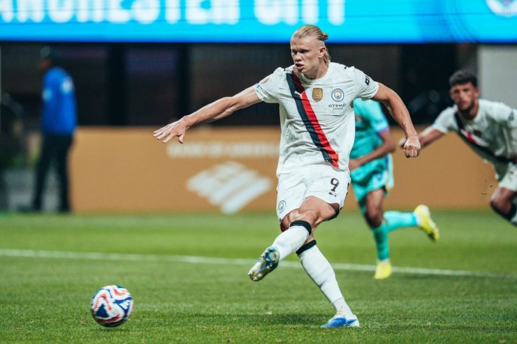 Гвардиола устроил свирепую драку инсайдов. 8 форвардов готовы поддержать великана Холанда