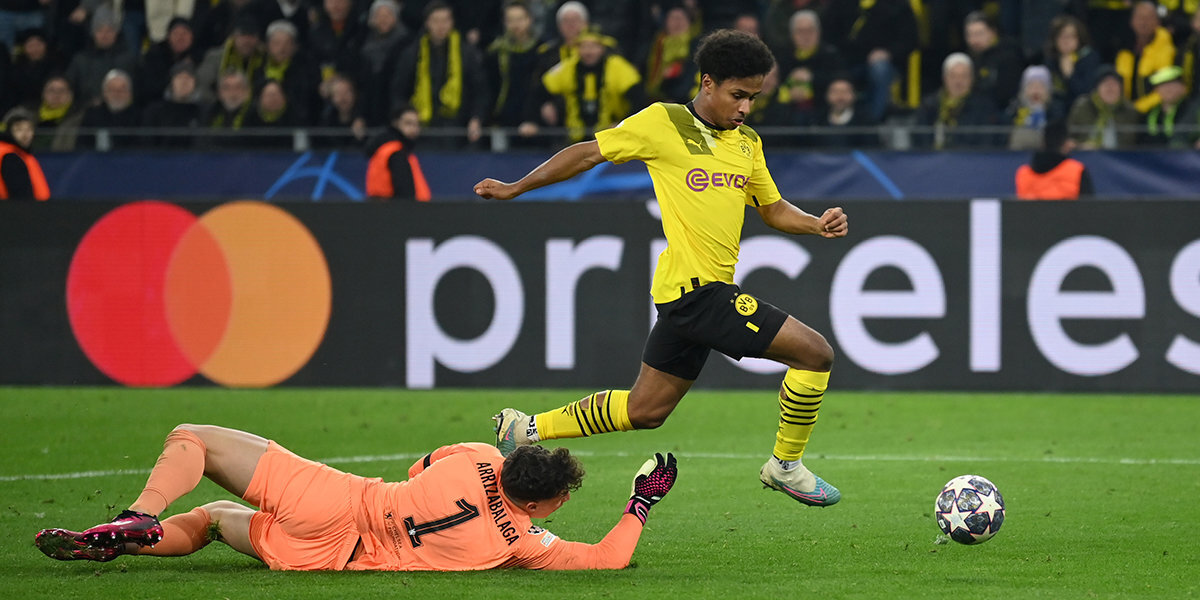 Футболист дортмундской &laquo;Боруссии&raquo; Адейеми оштрафован на &euro;450 тыс за хранение оружия