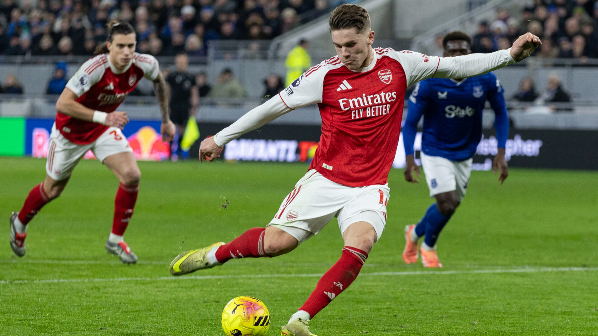 &laquo;Арсенал&raquo; переиграл &laquo;Эвертон&raquo; и сохранил лидерство в АПЛ