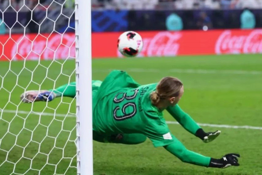 Песков назвал шикарными сейвы Сафонова