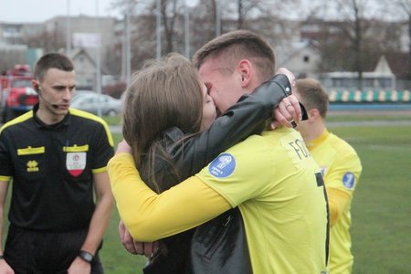 Охранник набросился на невесту футболиста во время матча! Разбираться прибежала вся команда