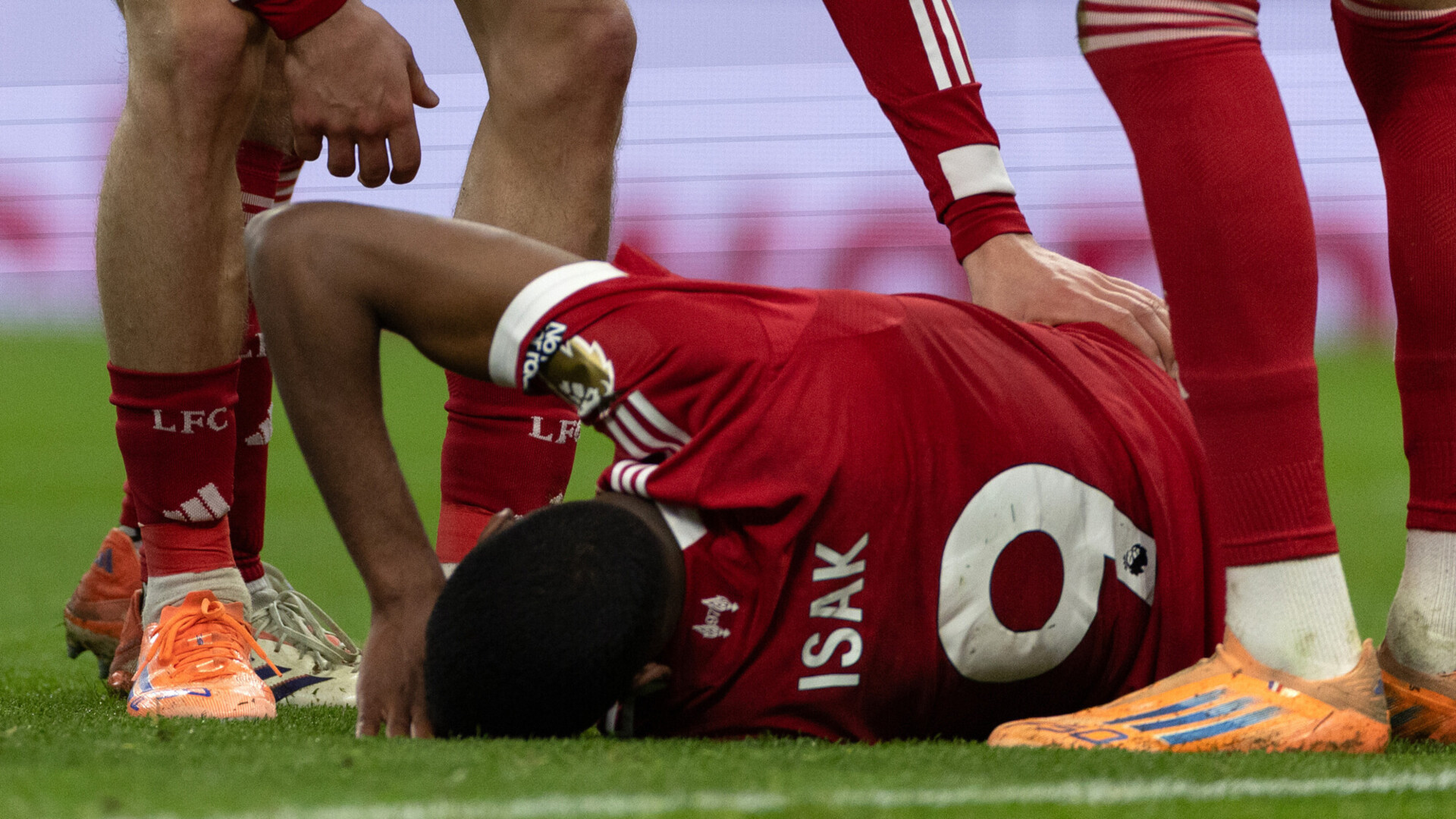 У нападающего &laquo;Ливерпуля&raquo; Исака перелом малоберцовой кости, его прооперировали