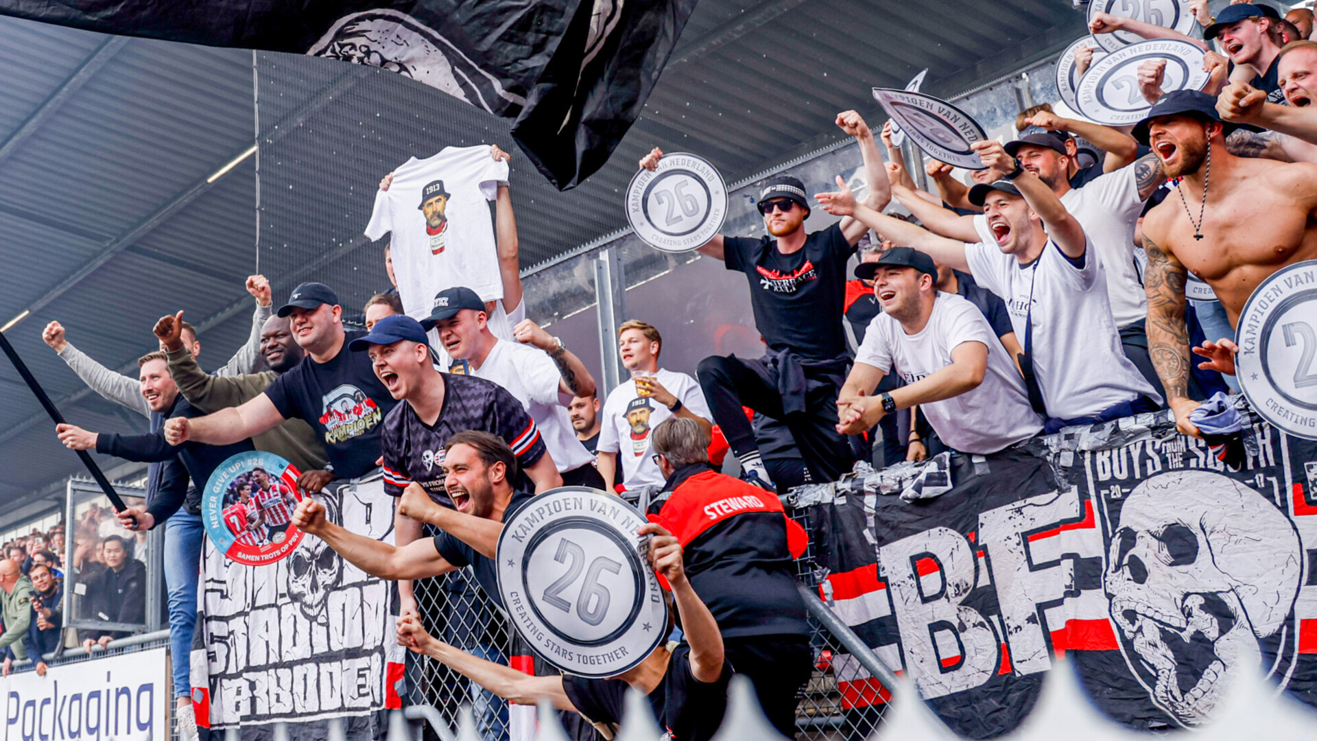 Полицейские получили ранения в результате беспорядков в Нидерландах после чемпионства ПСВ