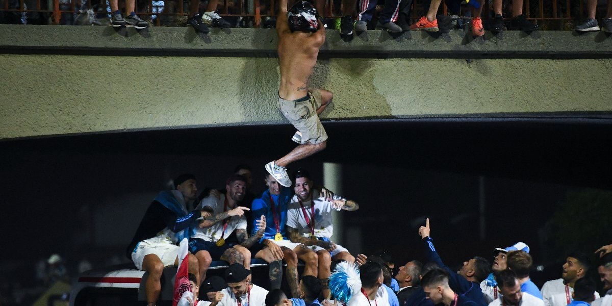 Ребёнок попал в кому во время безумия в Аргентине. А чемпионов мира эвакуировали на вертолетах