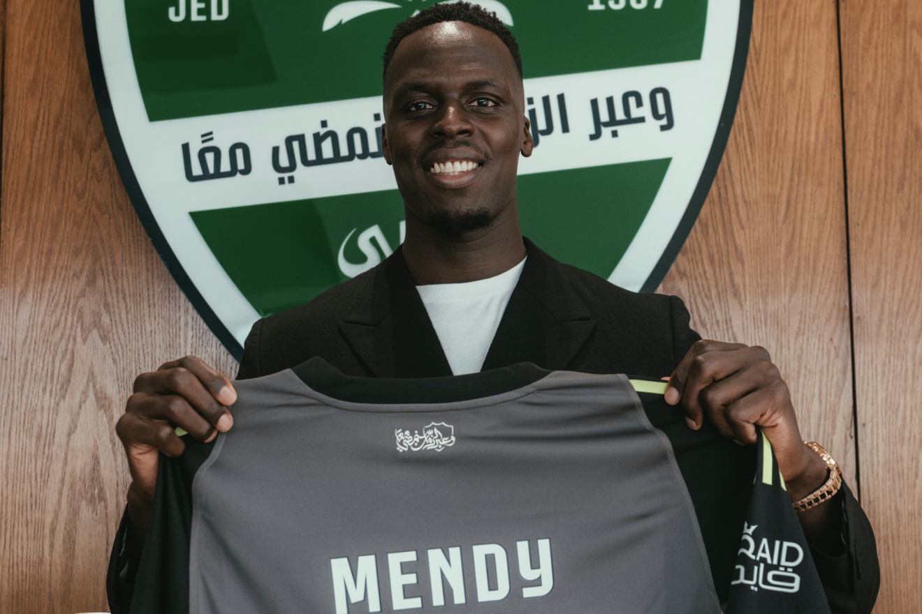 Экс-вратарь Челси Менди продлил контракт с Аль-Ахли Экс-вратарь Челси Менди продлил контракт с Аль-Ахли