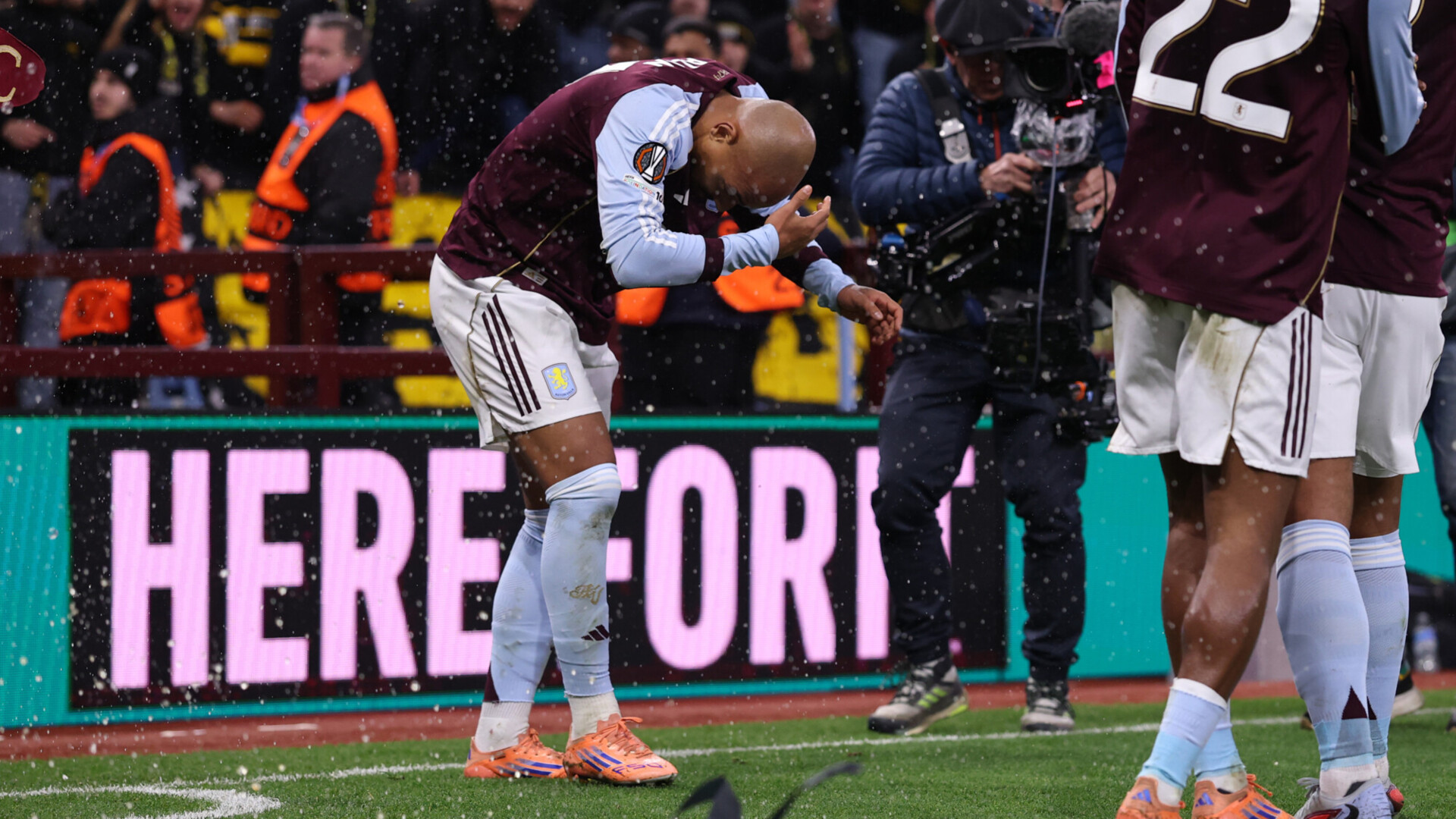 Мален с рассечением головы сделал дубль и принес &laquo;Астон Вилле&raquo; победу над &laquo;Янг Бойз&raquo; в матче Лиги Европы