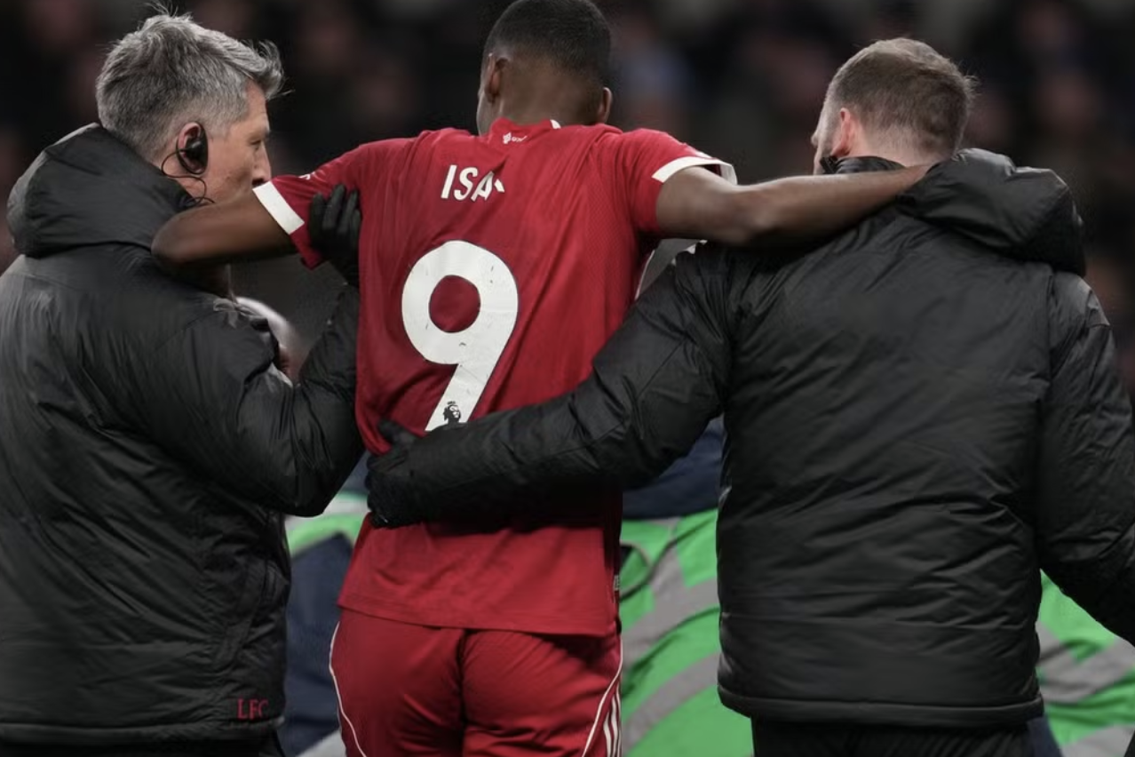 В Ливерпуле полагают, что Исак мог получить серьезный перелом ноги
