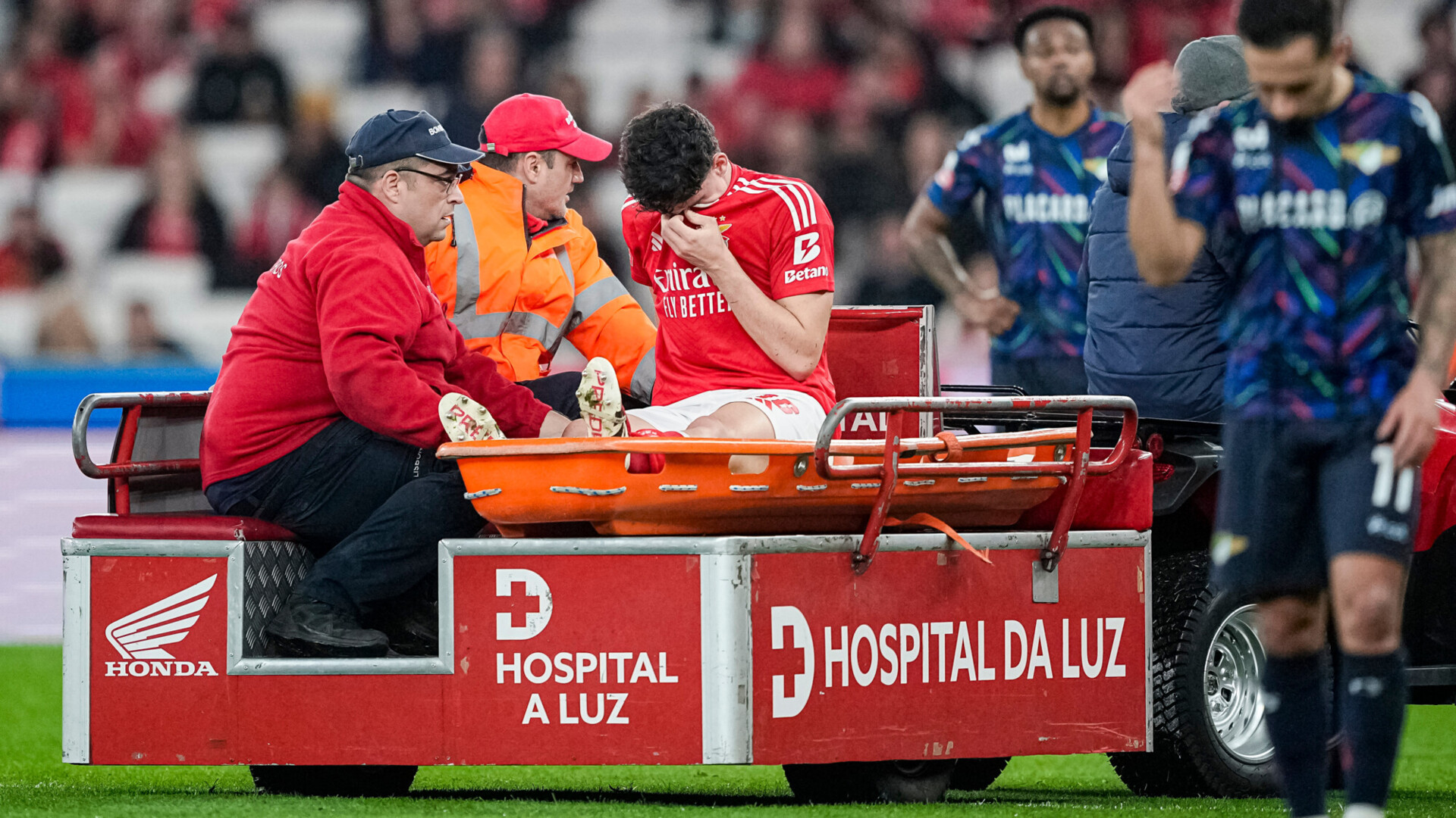 &laquo;Бенфика&raquo; за три минуты матча чемпионата Португалии потеряла двух футболистов из‑за травм крестообразных связок