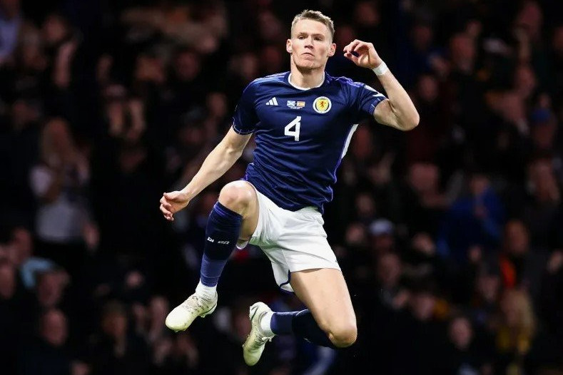 МакТоминэй забил гол Дании ударом через себя в стиле Роналду